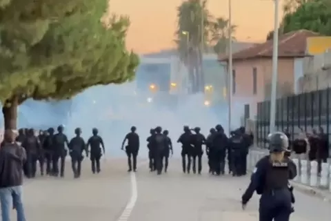 حتى نهاية الموسم.. اشتباكات عنيفة تهدد بحظر جماهير روما وفيورنتينا